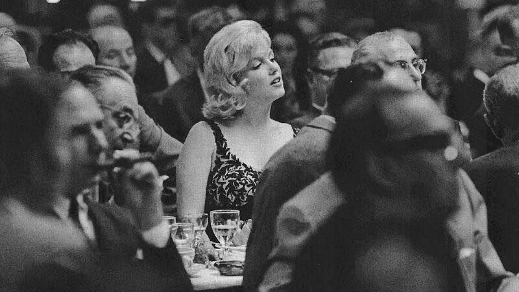 Мэрилин Монро слушает речь Хрущёва перед банкетом на студии XX Century Fox