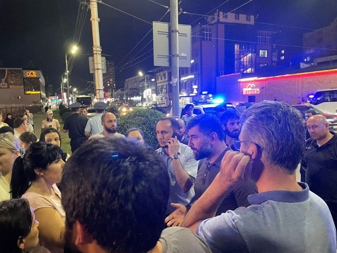 Протестующие в поселке Редукторный общаются с чиновниками, уговаривающими их разойтись, 15 августа