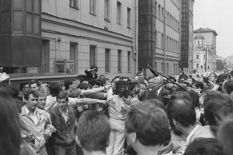 Борис Ельцин направляется на избирательный участок. Москва. 12 июня 1991 года.Фото из личного архива Б.Н.Ельцина