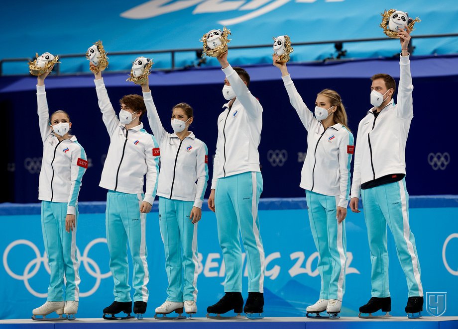 Сборная России победила в командном турнире Олимпийских игр в Пекине. Камила Валиева, Марк Кондратюк, Анастасия Мишина, Александр Галлямов, Виктория Синицина и Никита Кацалапов