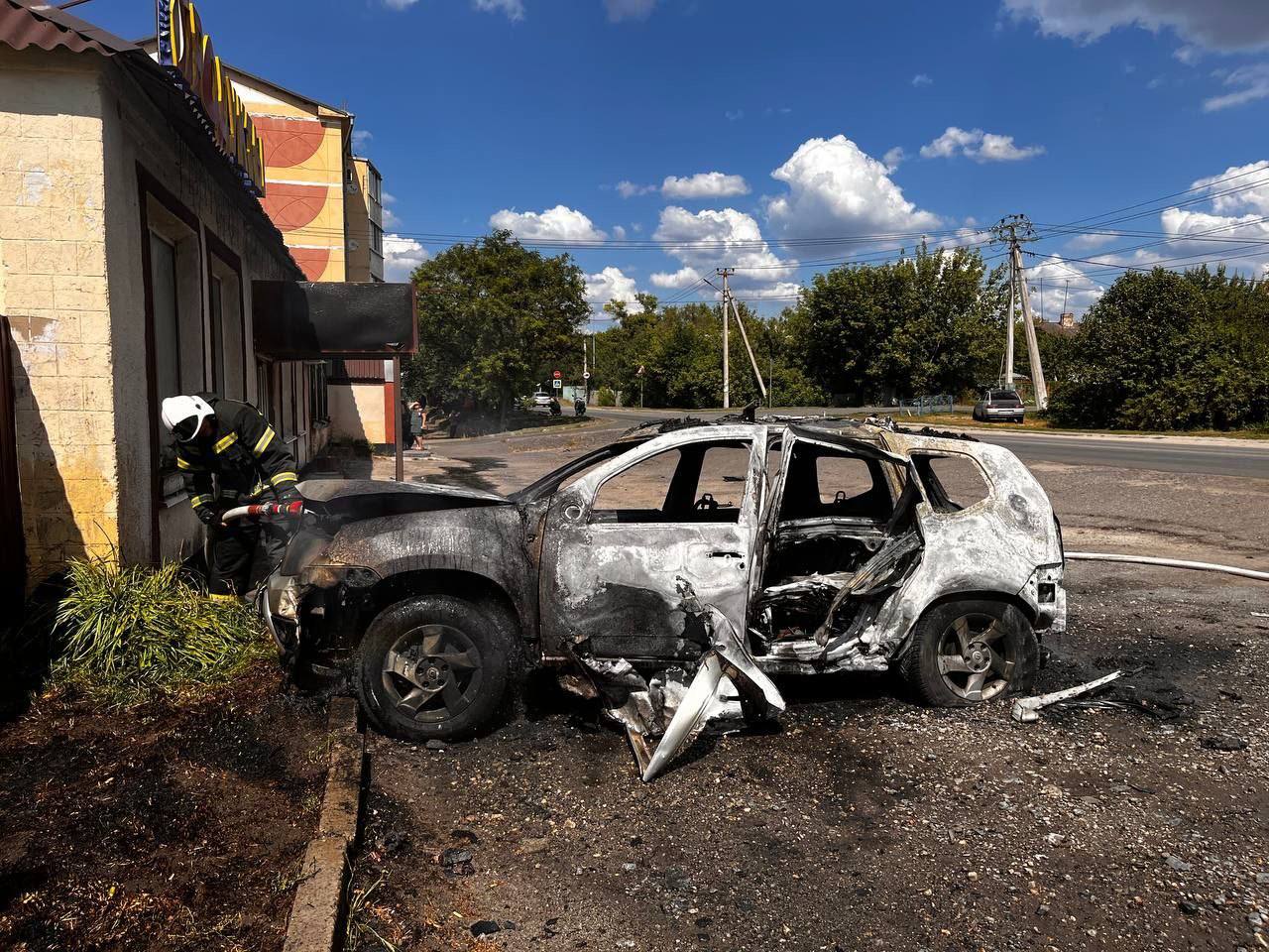 Последствия атаки дрона по автомобилю в поселке Октябрьский в Белгородской области 