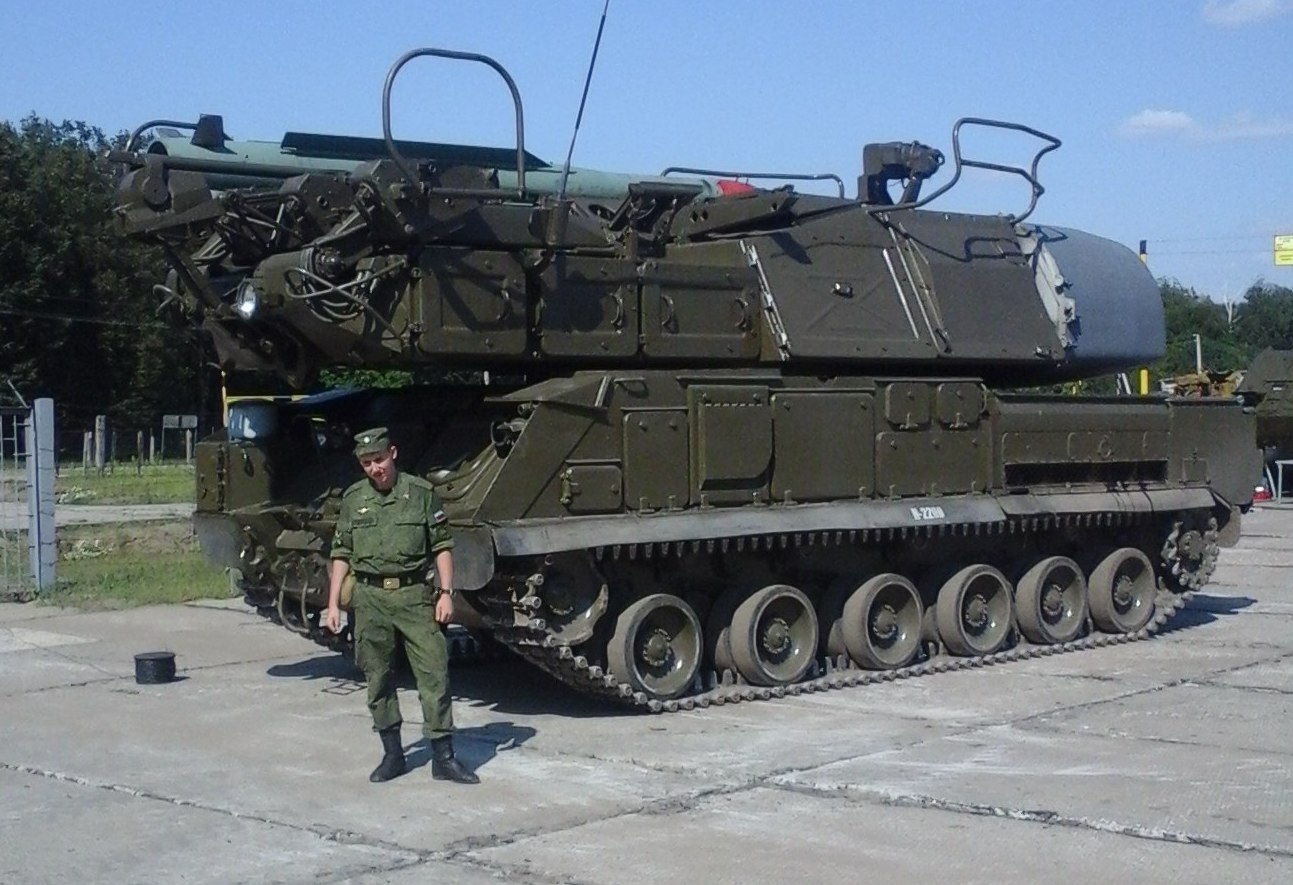 В публикации Censor.net от 30 января 2015 г. доказывалось, что на фотографии свежевыкрашенной СОУ «Бук-М1» со страницы Ивана Афанасьева в социальной сети ВКонтакте.ру610) изображена ракетная установка 3-го дивизиона 53-й бригады No 332/3’2, перекрашенная сразу после возвращения в Россию. Этот вывод делался только на основании совпадения местоположения габаритной отметки «Н=2200». На самом деле это совсем другая ракетная установка: у «Бука» No 332 с левого борта все опорные катки со «спицами», другой порядок подключения кабелей между вращающимся подвижным лафетом и подъемным пусковым устройством с правого борта, отсутствует вмятина на передней кромке боковой пластины и т.д.