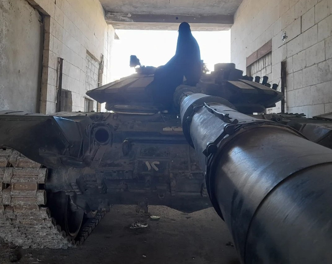 Собеседница The Insider на брошенном российском танке. Фото из личного архива