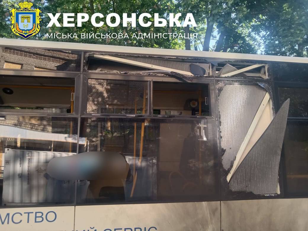Последствия удара по пассажирскому автобусу в Херсоне