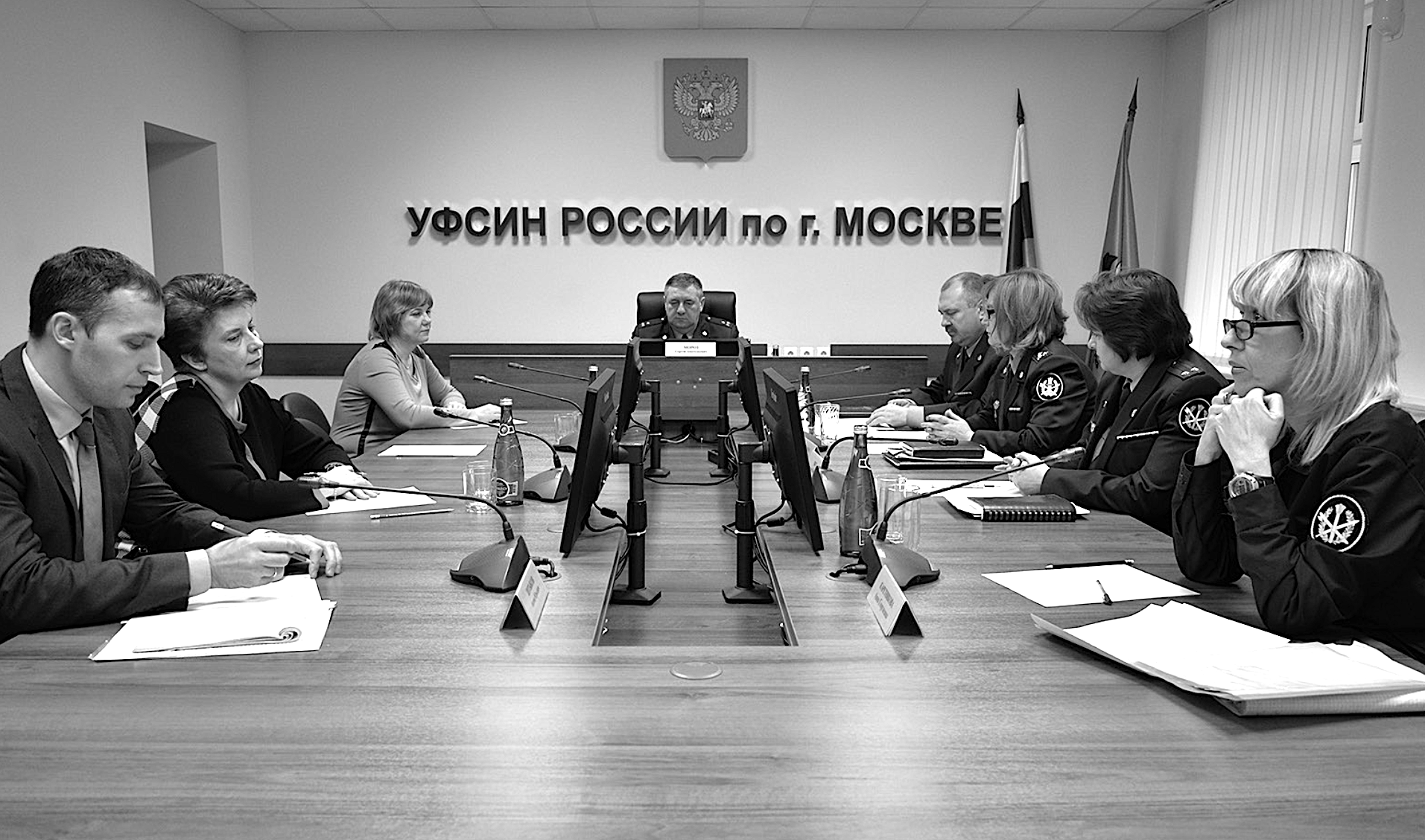 Совещание в управлении. Автор - справа