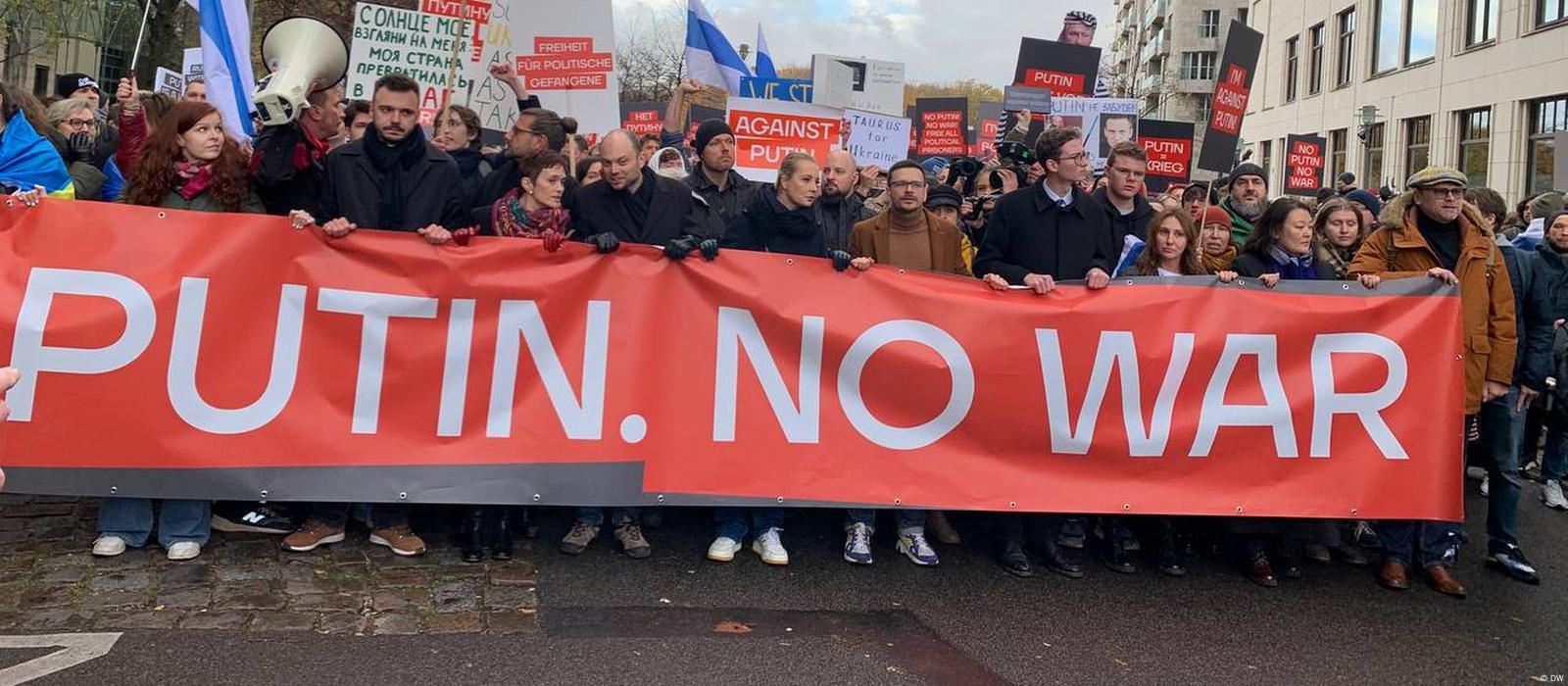 Антивоенный марш россиян в Берлине