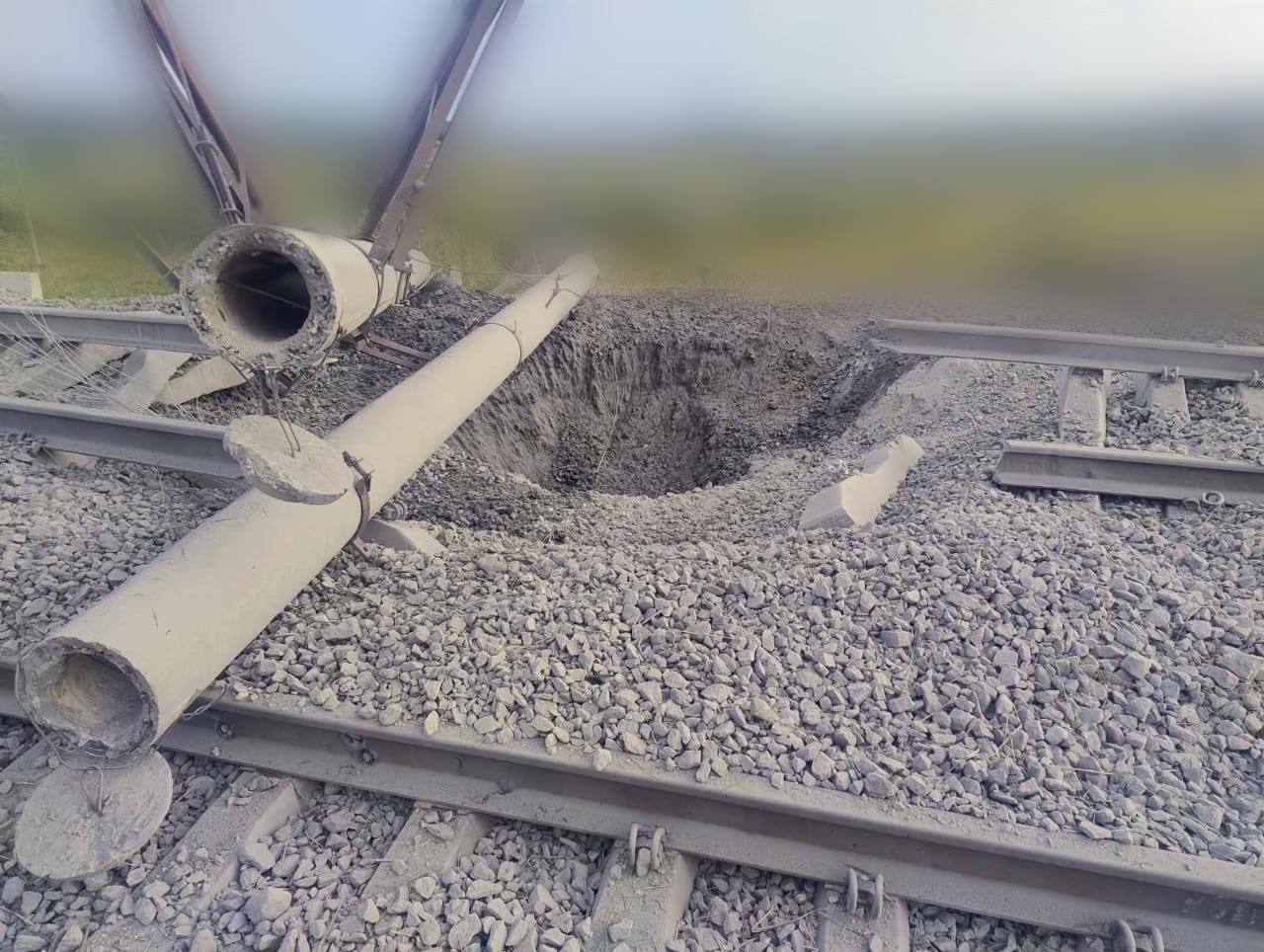 Последствия российского обстрела участка железной дороги перед Славянском в Донецкой области