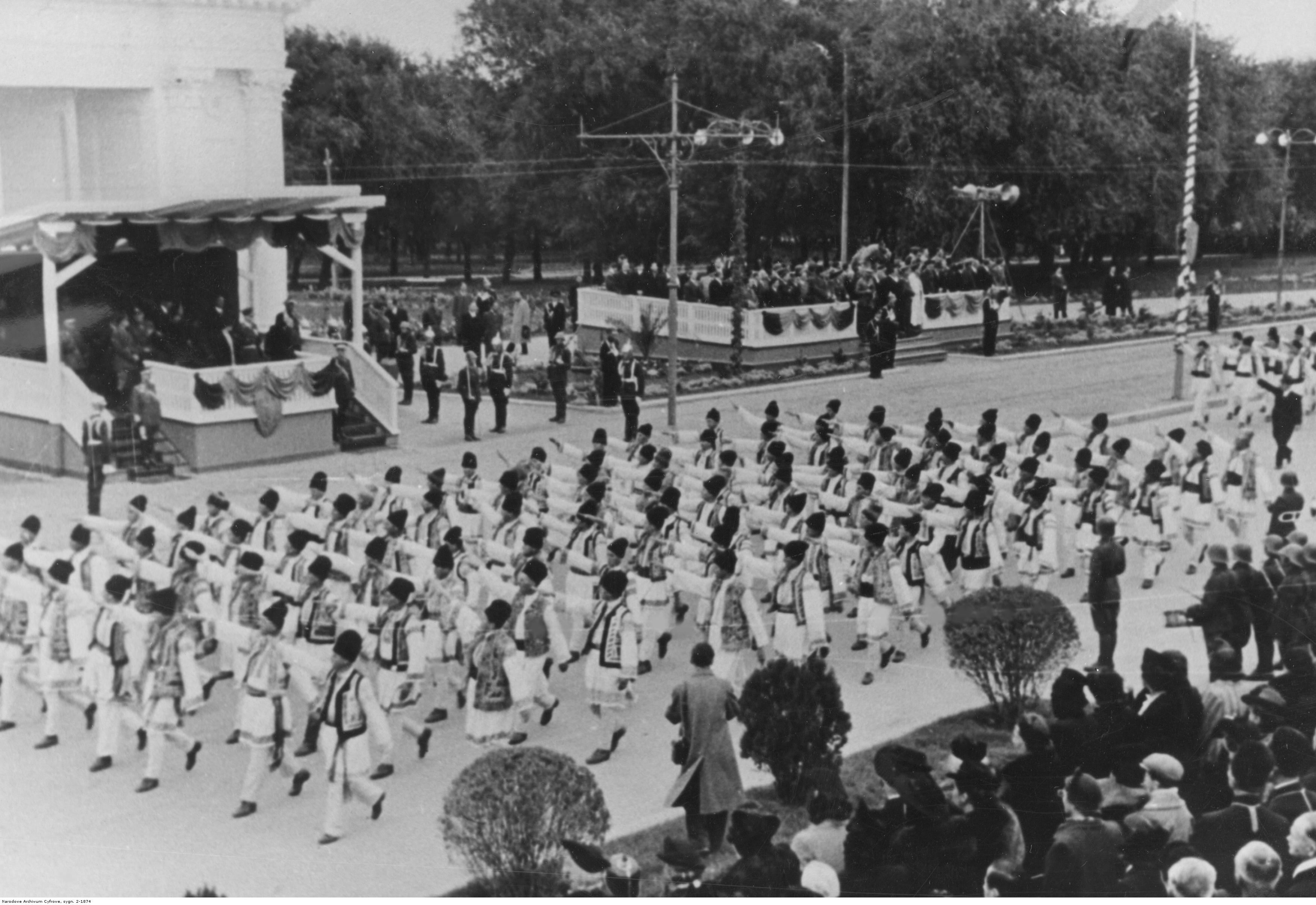 Король Михай и маршал Антонеску принимают в Кишинёве парад по случаю годовщины возвращения Бессарабии в состав румынского государства. 1942 год