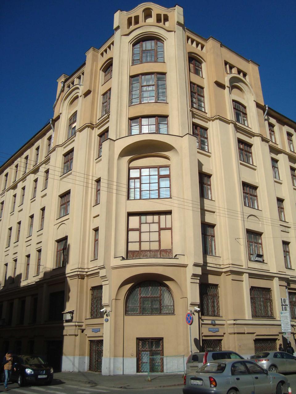 Здание факультета подготовки руководящих кадров в Большом Кисельном переулке в Москве. Фото сделано в 2014 году, в 2023 году здание снесли