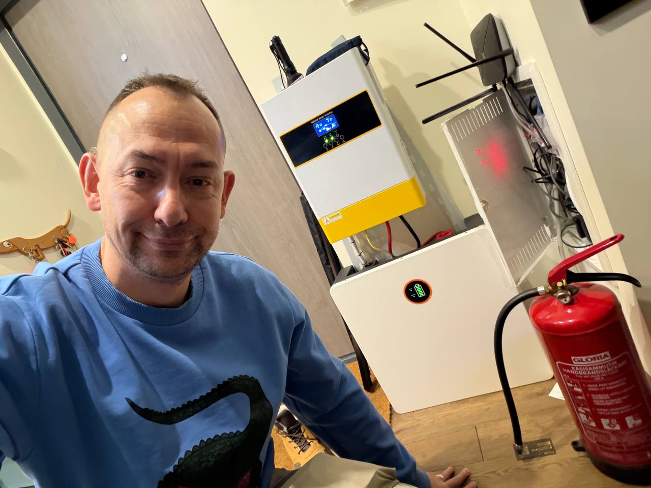 Блогер Роман Цимбалюк с домашней аккумуляторной станцией, Святошинский район