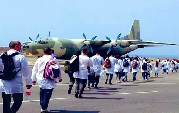 Из Венесуэлы улетают кубинские врачи и военные