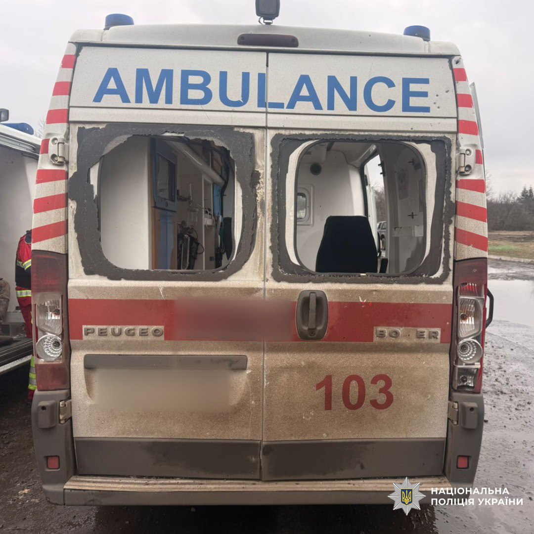 Последствия взрыва беспилотника рядом с автомобилем скорой помощи в селе Грушёвке в Харьковской области