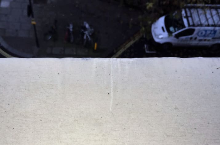 Следы на подоконнике в доме Янга