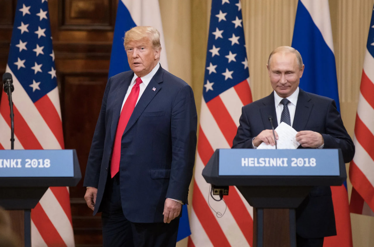 Фото: Дональд Трамп и Владимир Путин на встрече в Хельсинки, 2018 год / Bloomberg