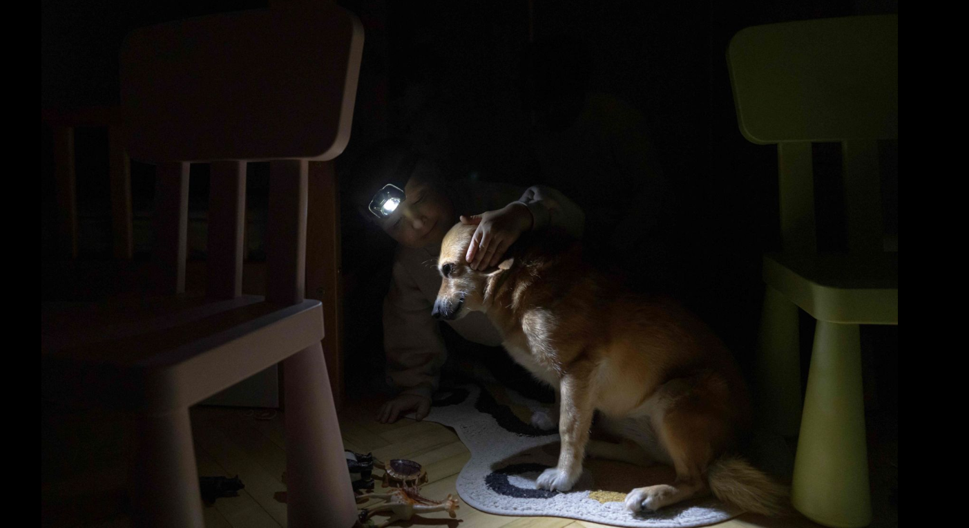 Жители Киева во время отключения электроэнергии, 13 января 2026 года / Andrew Kravchenko / AFP 