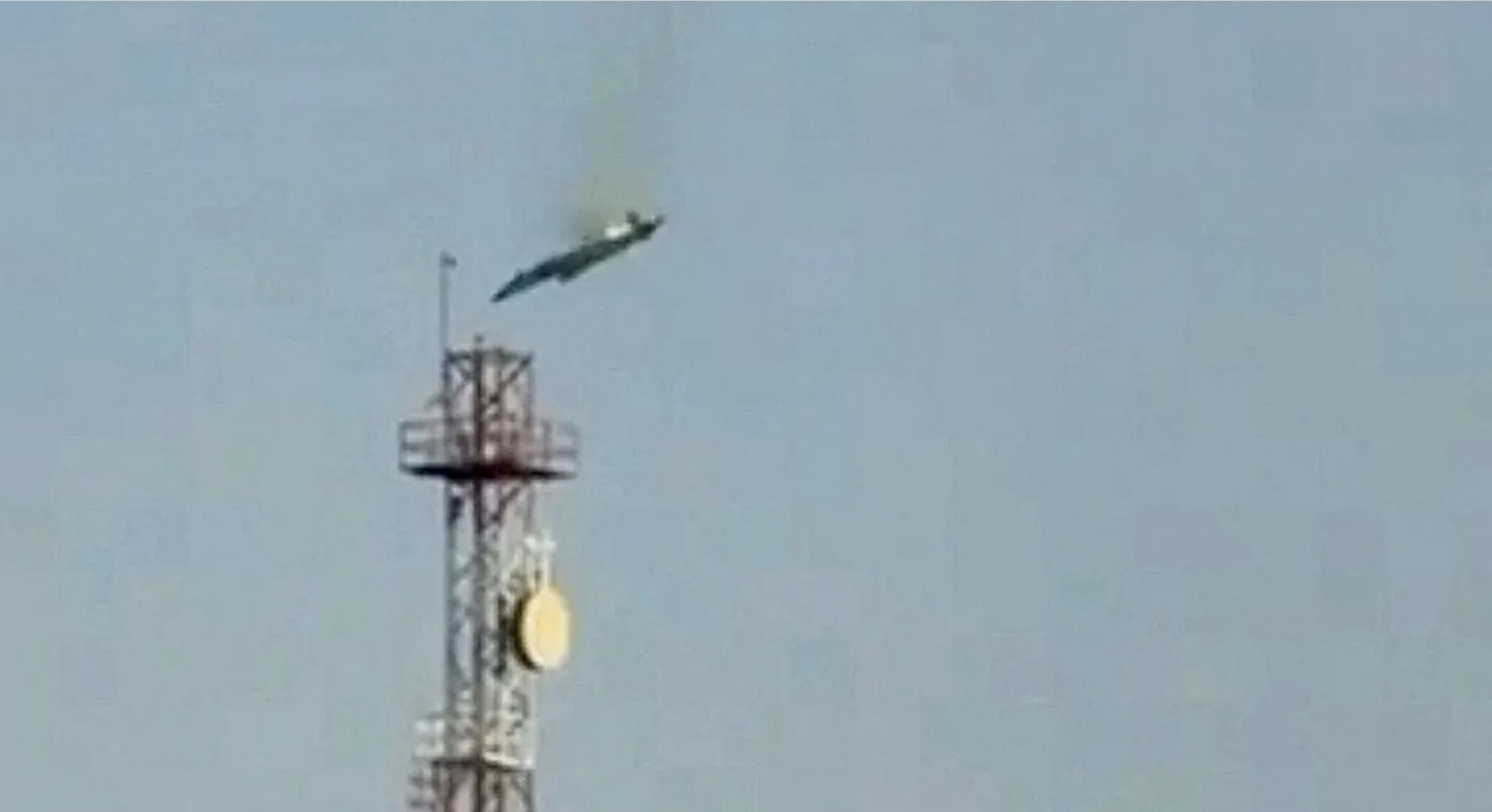 Cтоп-кадр из видеоролика, опубликованного в социальных сетях 2 марта 2026 года, горящий самолет падает с неба в Аль-Джахре, Кувейт. (Социальные сети/ REUTERS)