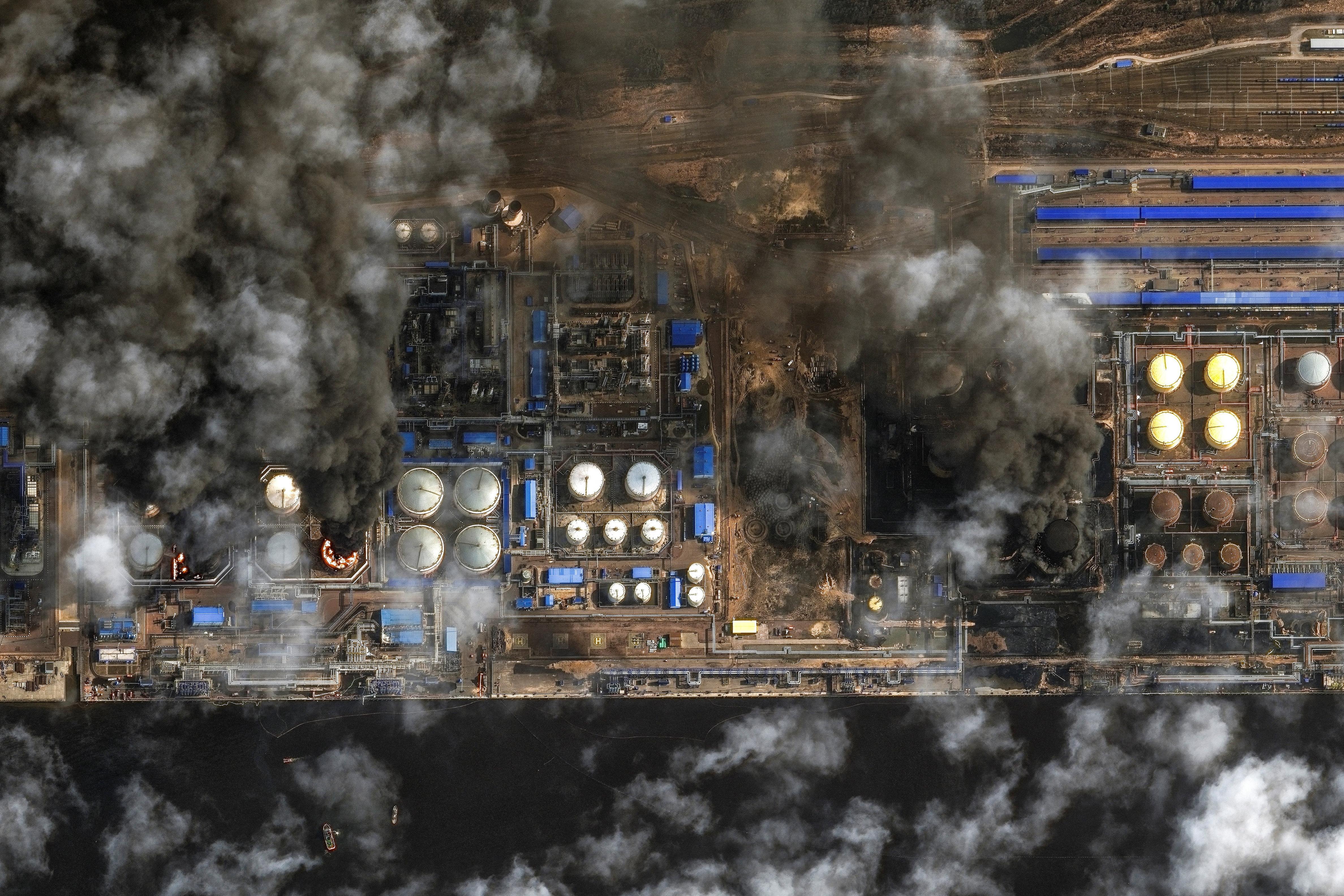 Спутниковый инфракрасный снимок: дым поднимается над резервуарами для хранения нефти в российском порту Усть-Луга на Балтийском море, который неоднократно подвергался ударам со стороны Украины, 29 марта 2026 года. Vantor / REUTERS