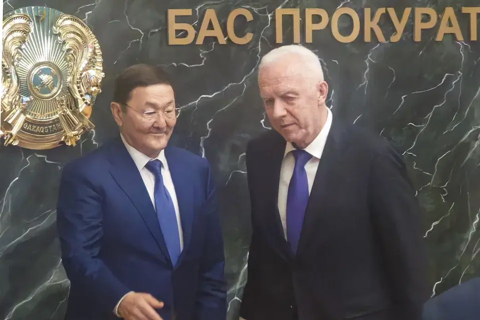 Александр Гуцан (справа) и Берик Асылов. Фото: «Коммерсантъ»